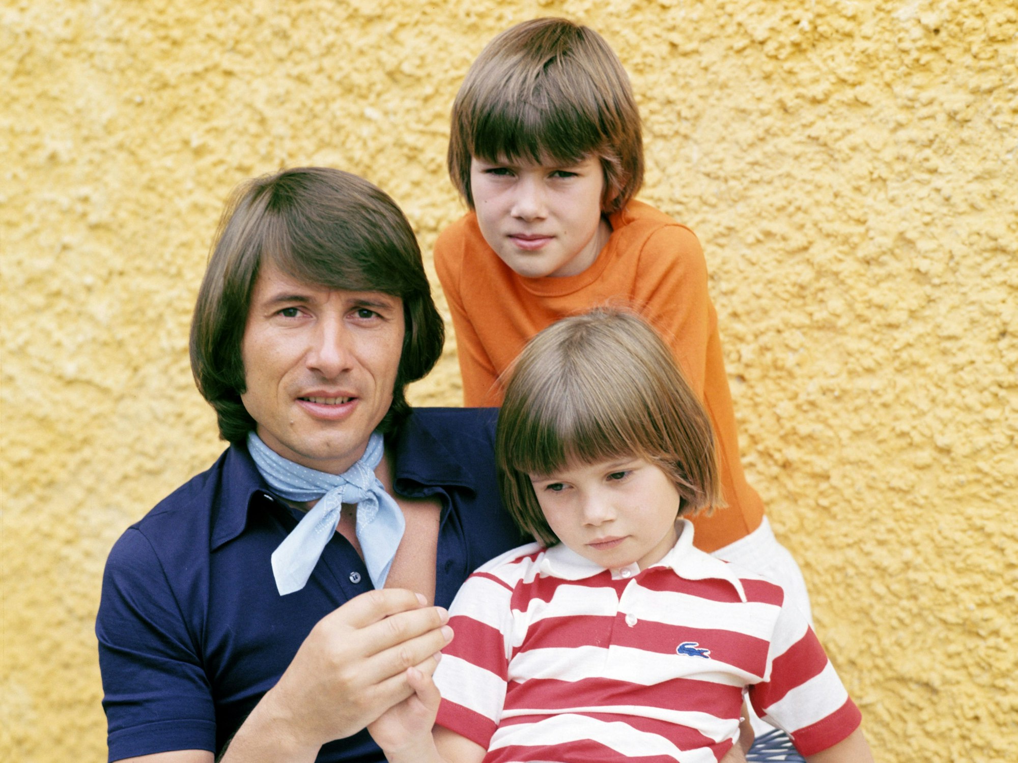 Der österreichische Sänger und Komponist Udo Jürgens mit seinen Kinder Jenny und John (stehend).