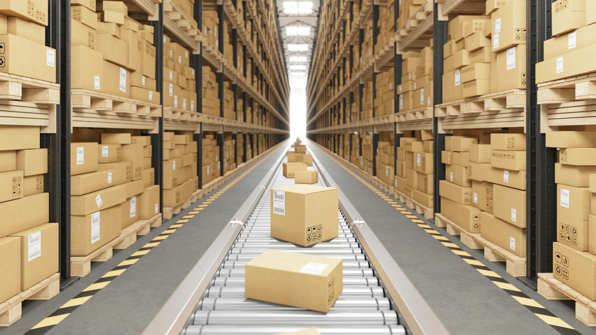 Pakete werden im Verteilerzentrum vorsortiert.