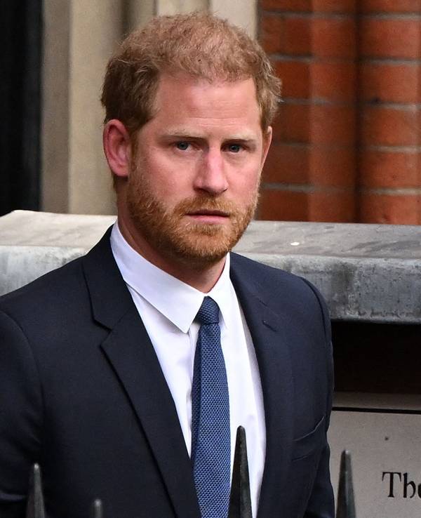 Der britische Prinz Harry verlässt am 27. März 2023 den Royal Courts of Justice, den britischen High Court, im Zentrum von London. Die Anwälte von Prinz Harry haben am 5. Dezember einen Rechtsstreit über seine Sicherheitsvorkehrungen im Vereinigten Königreich eingeleitet, nachdem er den königlichen Dienst an vorderster Front aufgegeben hat und nach Nordamerika umgezogen ist.