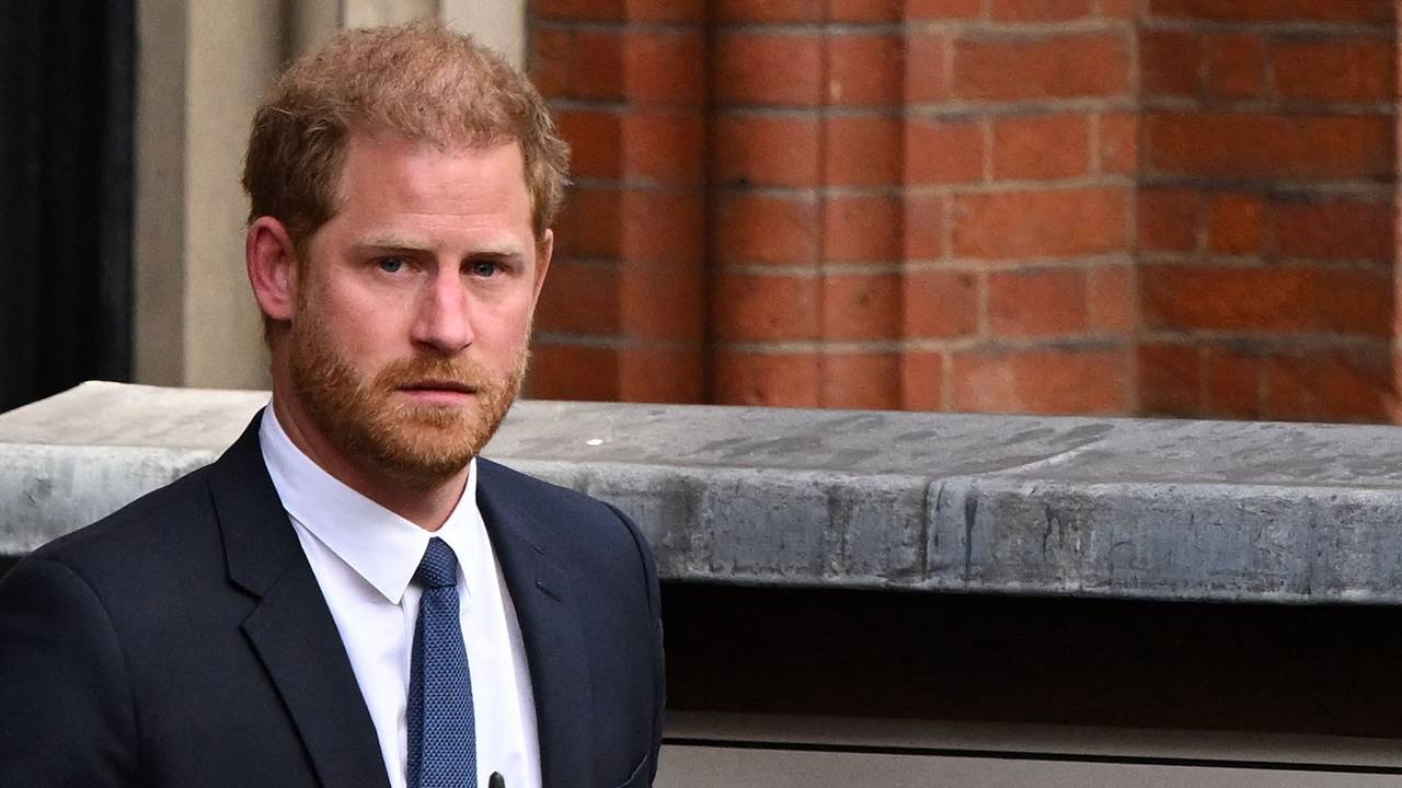 Der britische Prinz Harry verlässt am 27. März 2023 den Royal Courts of Justice, den britischen High Court, im Zentrum von London. Die Anwälte von Prinz Harry haben am 5. Dezember einen Rechtsstreit über seine Sicherheitsvorkehrungen im Vereinigten Königreich eingeleitet, nachdem er den königlichen Dienst an vorderster Front aufgegeben hat und nach Nordamerika umgezogen ist.