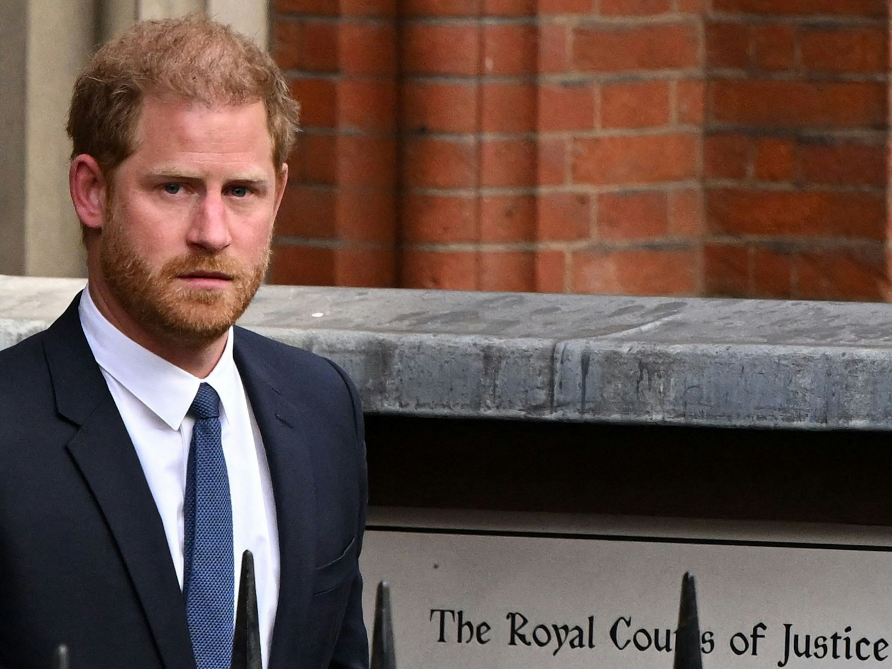 Der britische Prinz Harry verlässt am 27. März 2023 den Royal Courts of Justice, den britischen High Court, im Zentrum von London. Die Anwälte von Prinz Harry haben am 5. Dezember einen Rechtsstreit über seine Sicherheitsvorkehrungen im Vereinigten Königreich eingeleitet, nachdem er den königlichen Dienst an vorderster Front aufgegeben hat und nach Nordamerika umgezogen ist.