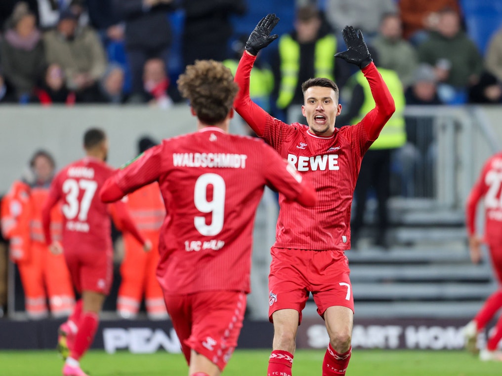 Luca Waldschmidt und Dejan Ljubicic jubeln über den Sieg in Darmstadt.