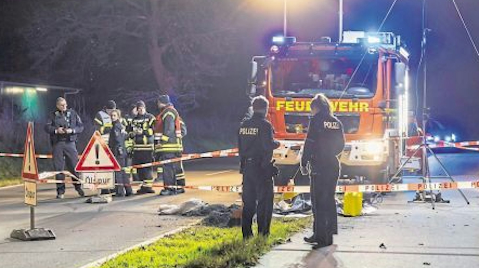 Einsatzkräfte stehen an einem Gullyschacht, der mit Flatterband abgesperrt ist.