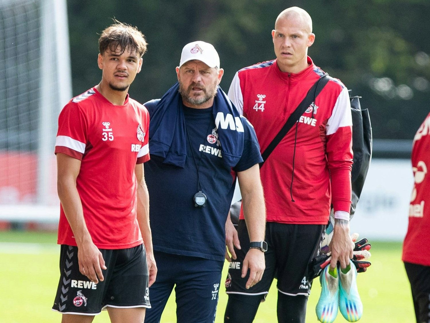 Steffen Baumgart steht beim FC-Training neben Max Finkgräfe und Matthias Köbbing.