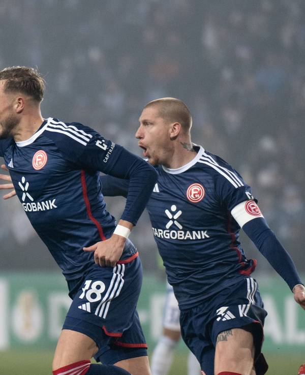 Düsseldorfs Jona Niemiec (l) hat soeben das 1:2 erzielt und jubelt mit Jordy de Wijs.