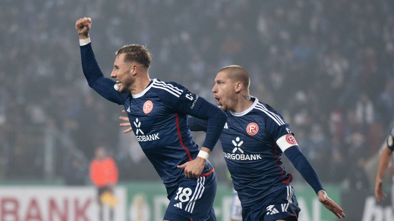 Düsseldorfs Jona Niemiec (l) hat soeben das 1:2 erzielt und jubelt mit Jordy de Wijs.