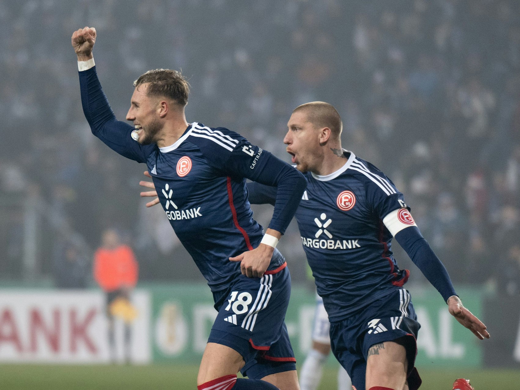 Düsseldorfs Jona Niemiec (l) hat soeben das 1:2 erzielt und jubelt mit Jordy de Wijs.