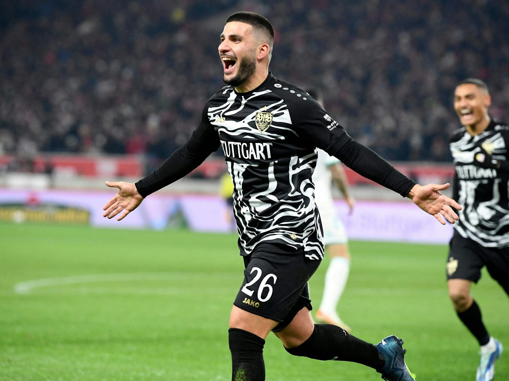 Deniz Undav jubelt über ein Tor.