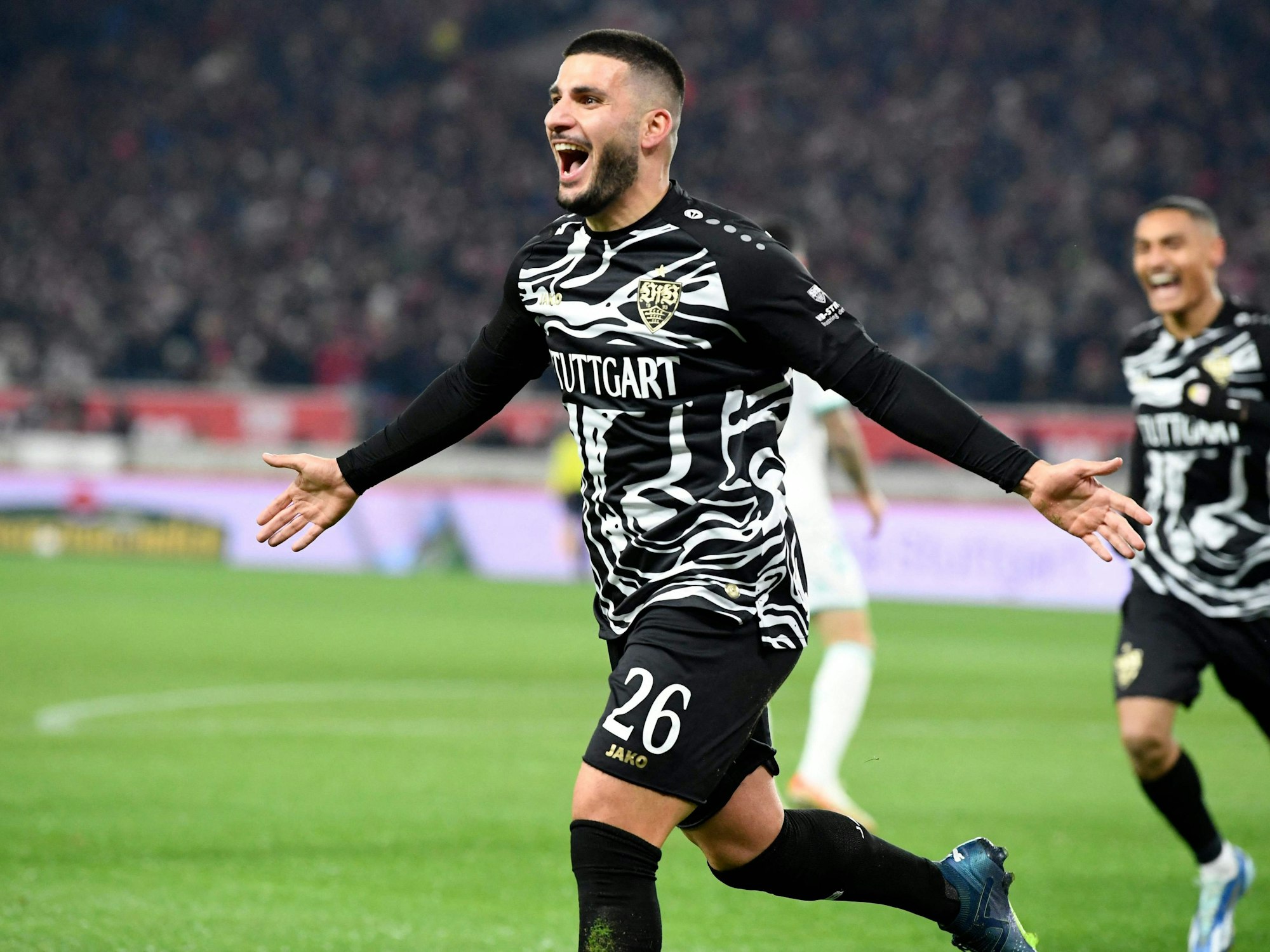 Deniz Undav jubelt über ein Tor.