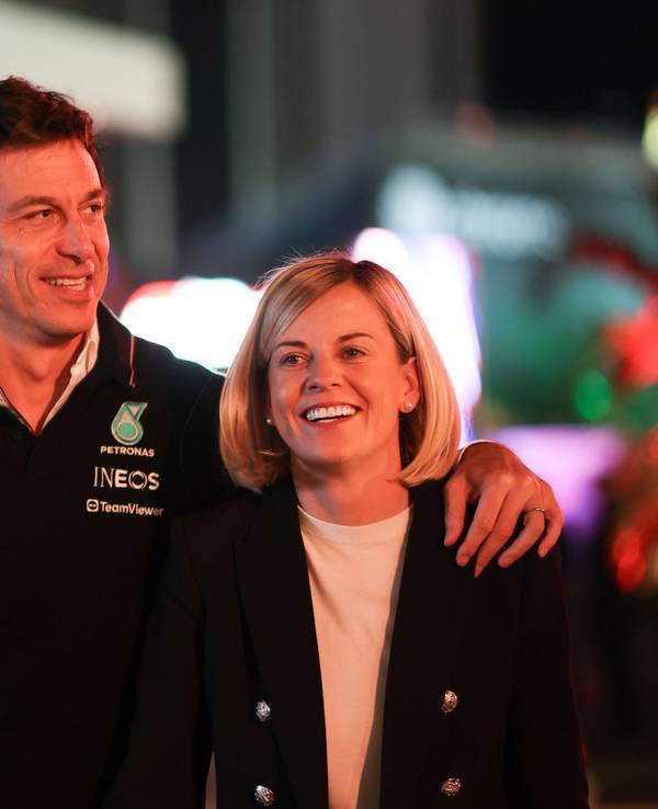 Mercedes-Teamchef Toto Wolff (l.) mit seiner Frau Susie Wolff im Arm.