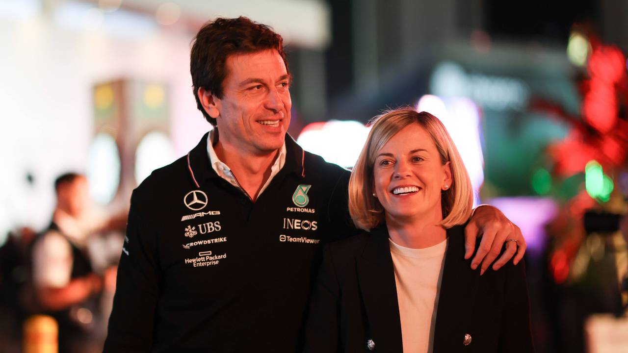 Mercedes-Teamchef Toto Wolff (l.) mit seiner Frau Susie Wolff im Arm.