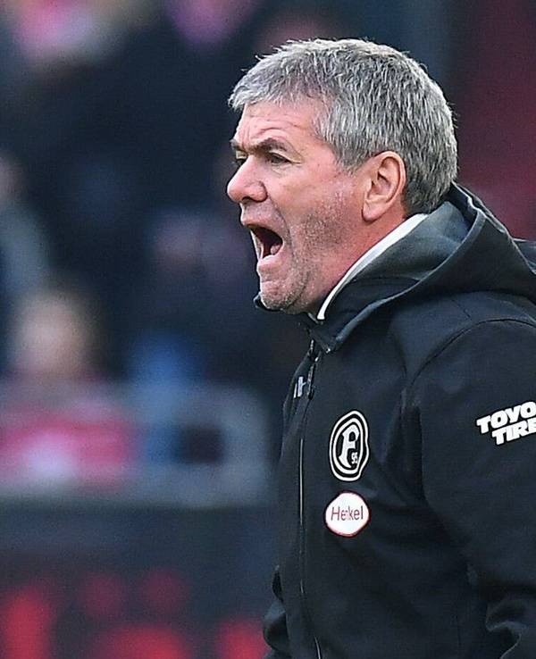 Friedhelm Funkel schreit bei einem Spiel von Fortuna Düsseldorf in seiner Coaching-Zone.