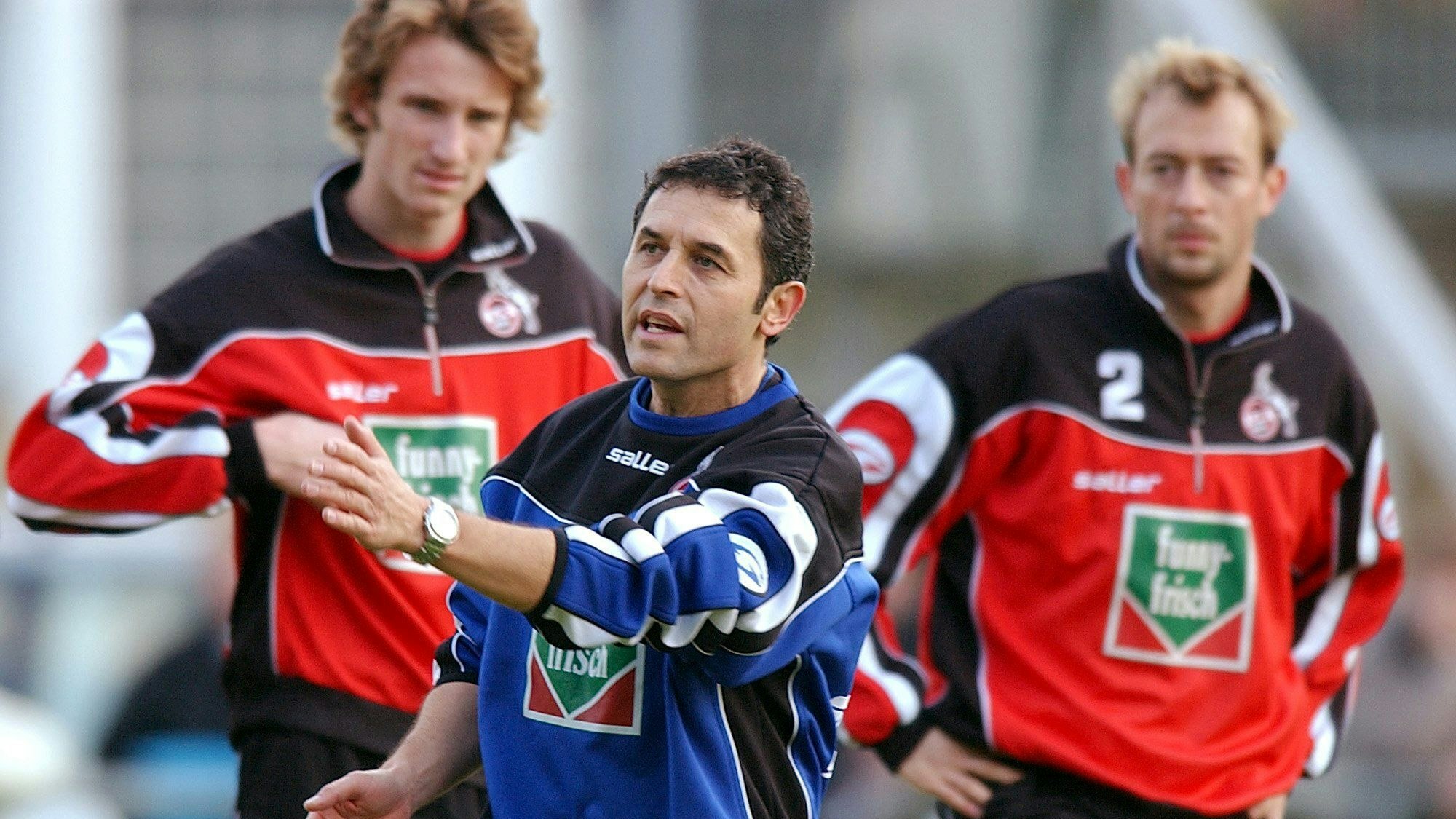 Marcel Koller bei seiner ersten Trainingseinheit beim 1. FC Köln in Aktion. Im Hintergrund die damaligen Köln-Profis Carsten Cullmann (r.) und Sebastian Schindzielorz (l.).