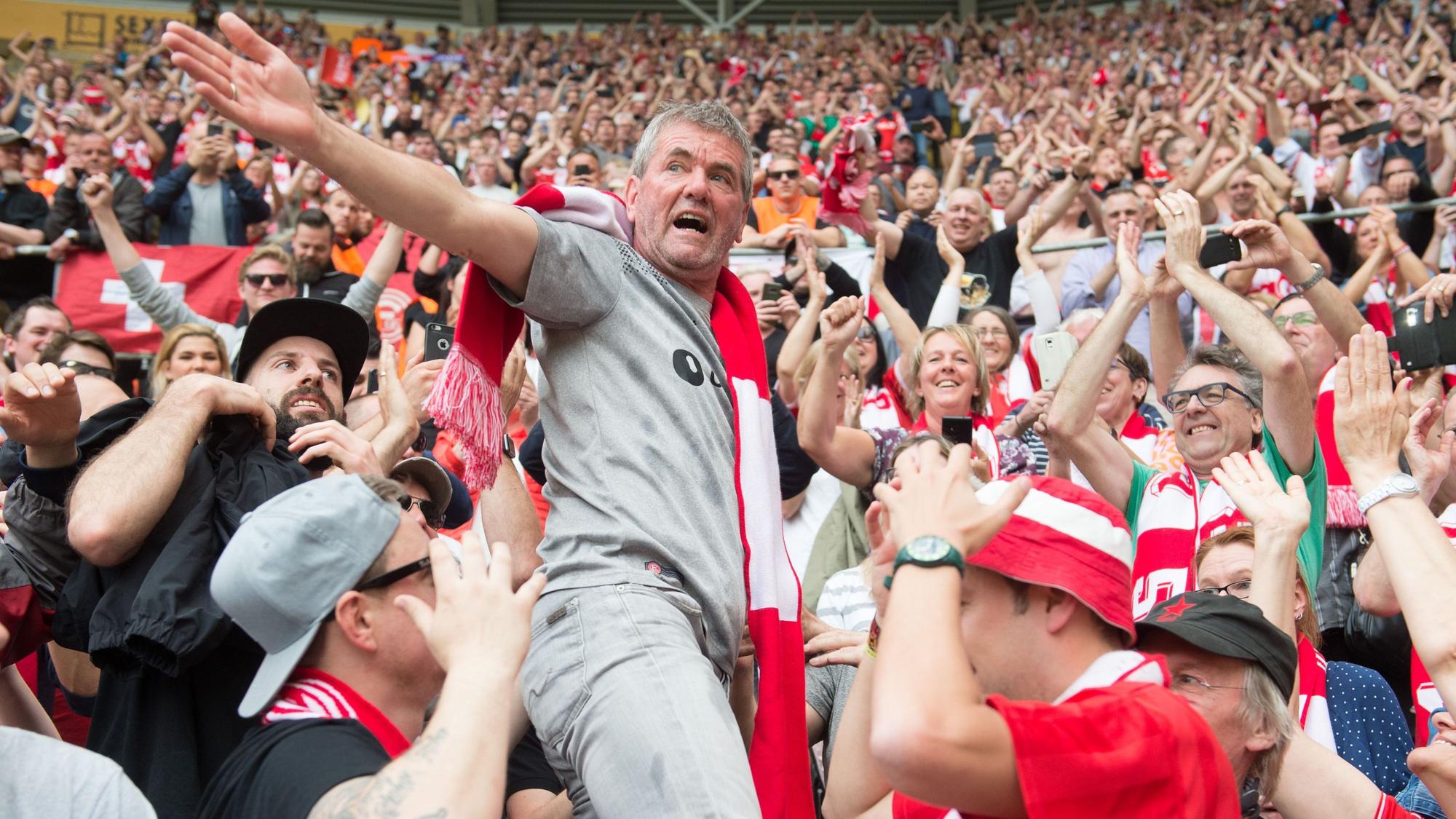 Friedhelm Funkel feiert nach dem Spiel bei Dynamo Dresden mit den Fans von Fortuna Düsseldorf.