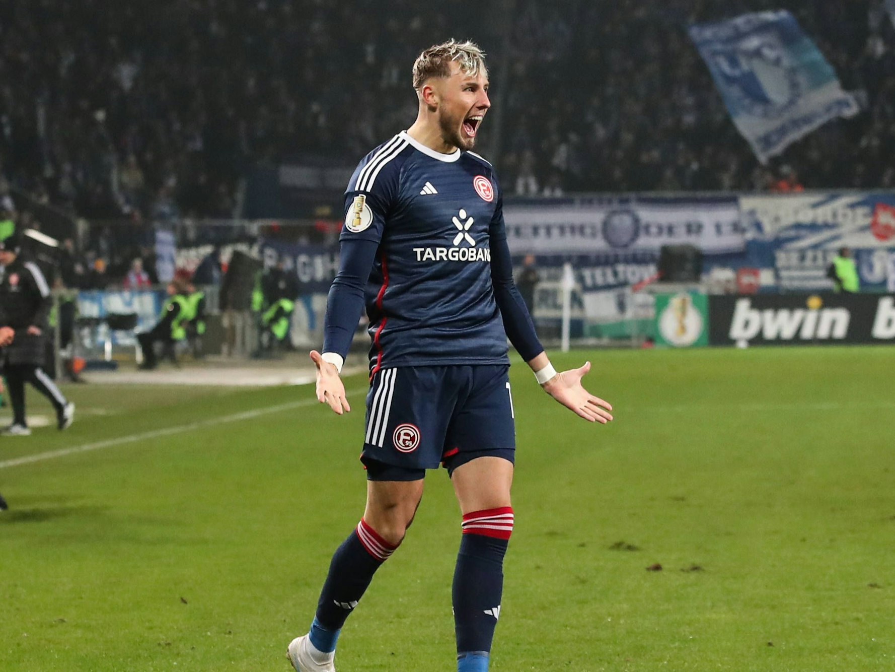 Jona Niemiec jubelt.