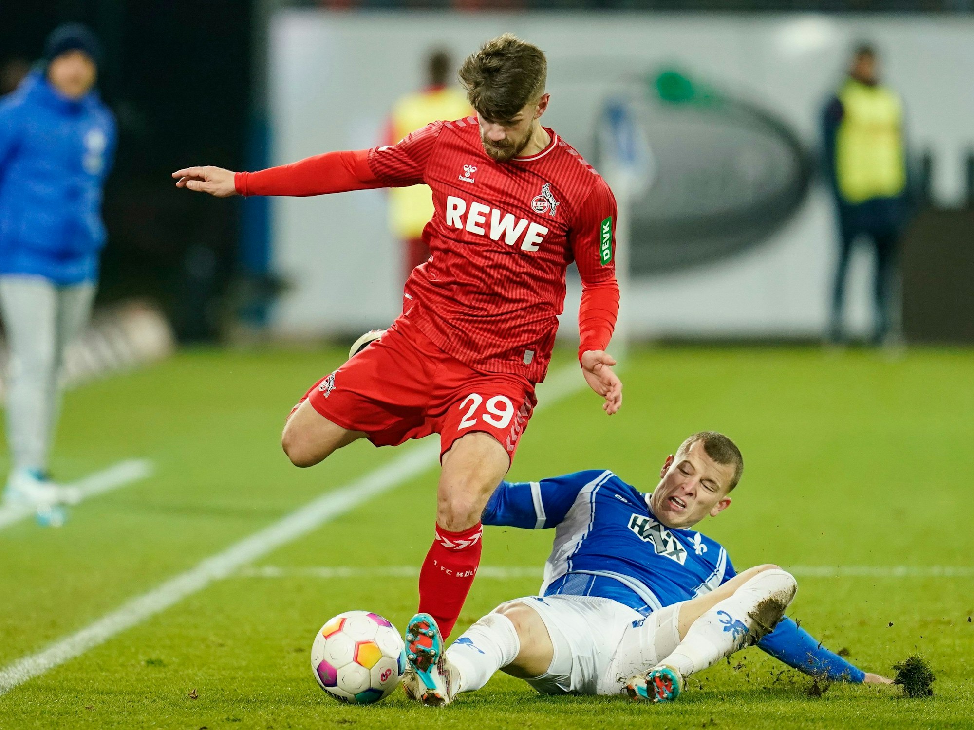 Jan Thielmann im Zweikampf mit Darmstadts Tim Skarke.