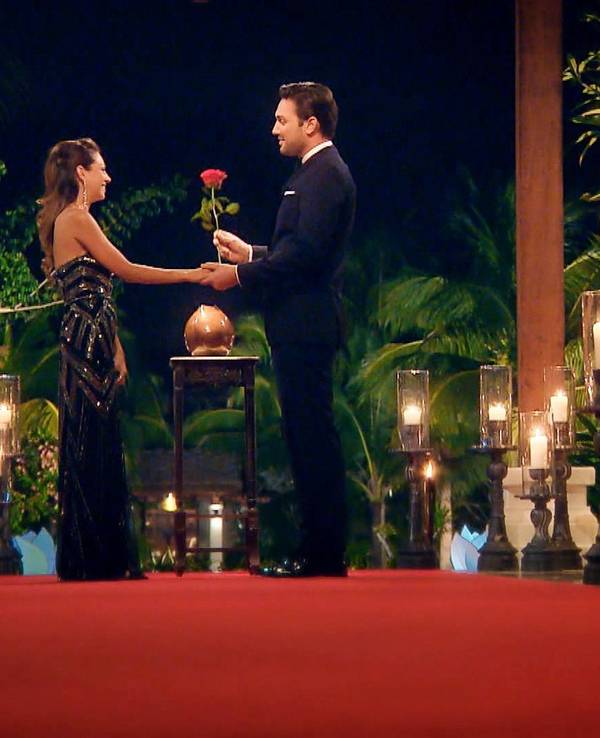 RTL-Rosenkavalier Daniel Völz überreicht im Finale von „Der Bachelor“ 2018 seine letzte Rose an Kristina.