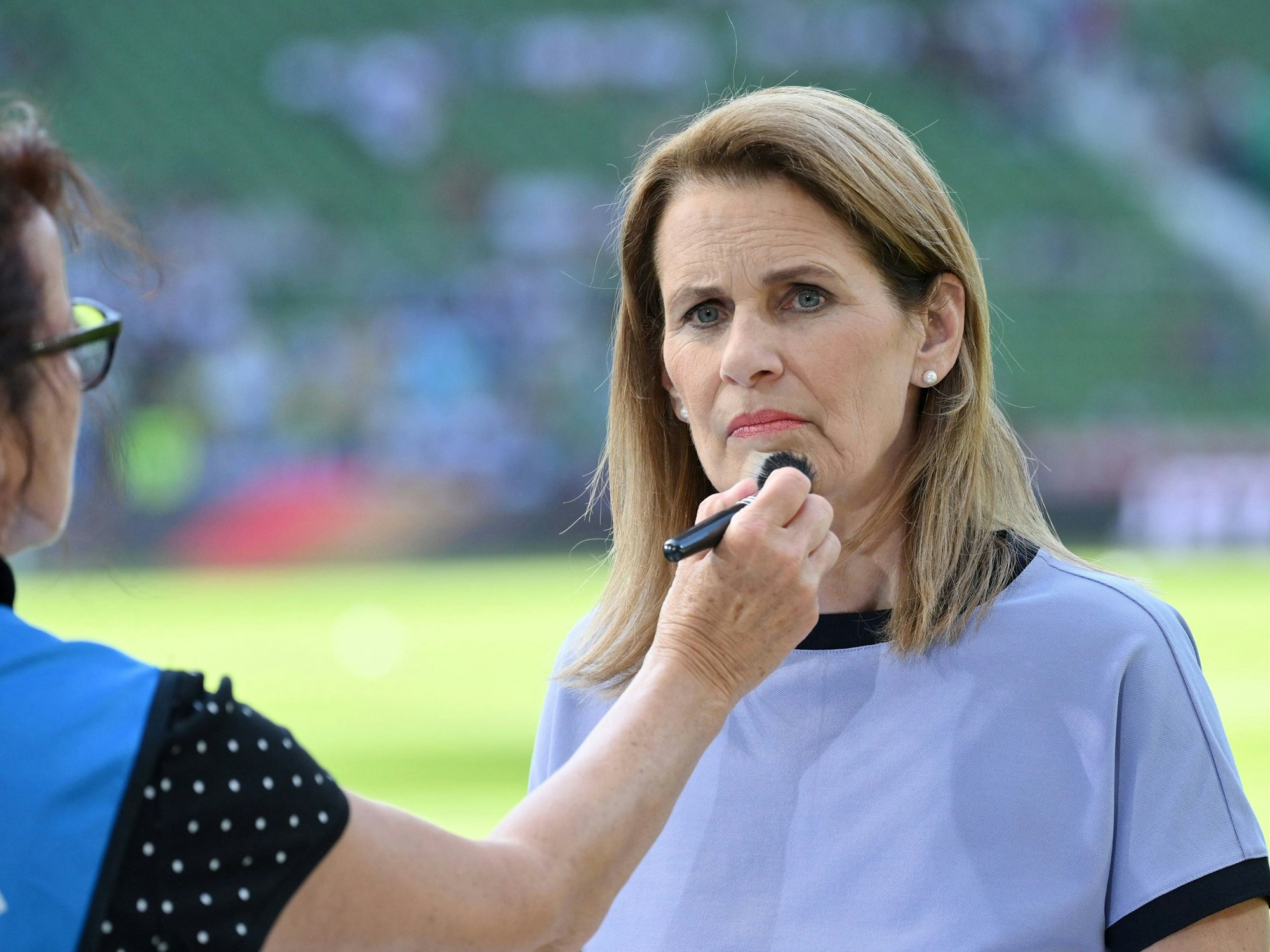 Katrin Müller-Hohenstein wird geschminkt.