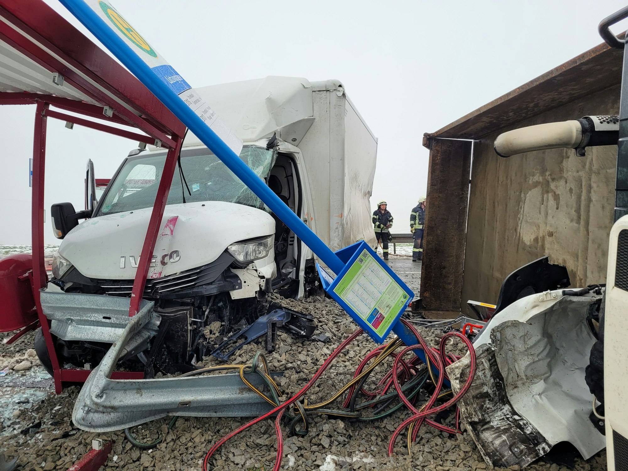 Ein Transporter steht nach einem Unfall am Fahrbahnrand.
