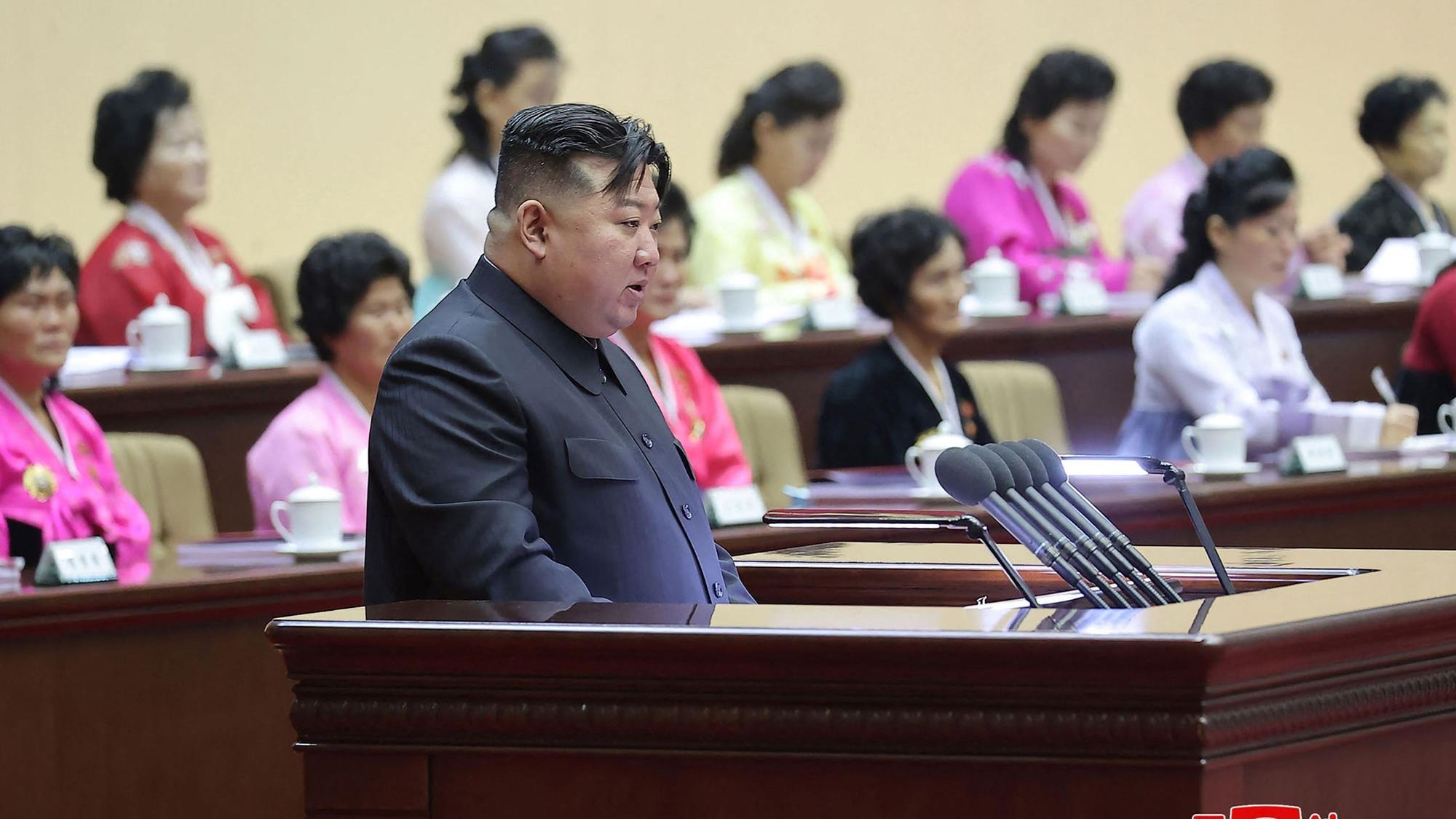 Dieses von der nordkoreanischen Regierung zur Verfügung gestellte Foto zeigt Kim Jong Un, Machthaber in Nordkorea, bei der Nationalen Mütterversammlung. Kim Jong Un hat zu Maßnahmen gegen die niedrige Geburtenrate in Nordkorea aufgerufen – und brach vor den Kameras in Tränen aus.