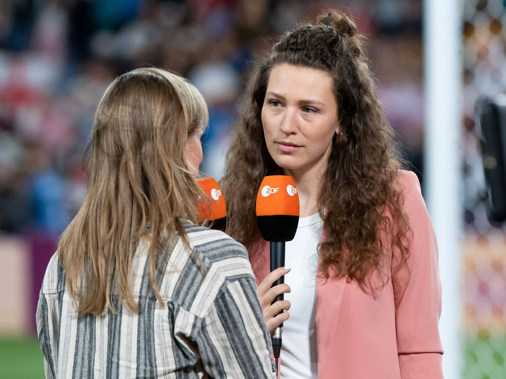 Lena Kesting spricht mit Tabea Kemme.
