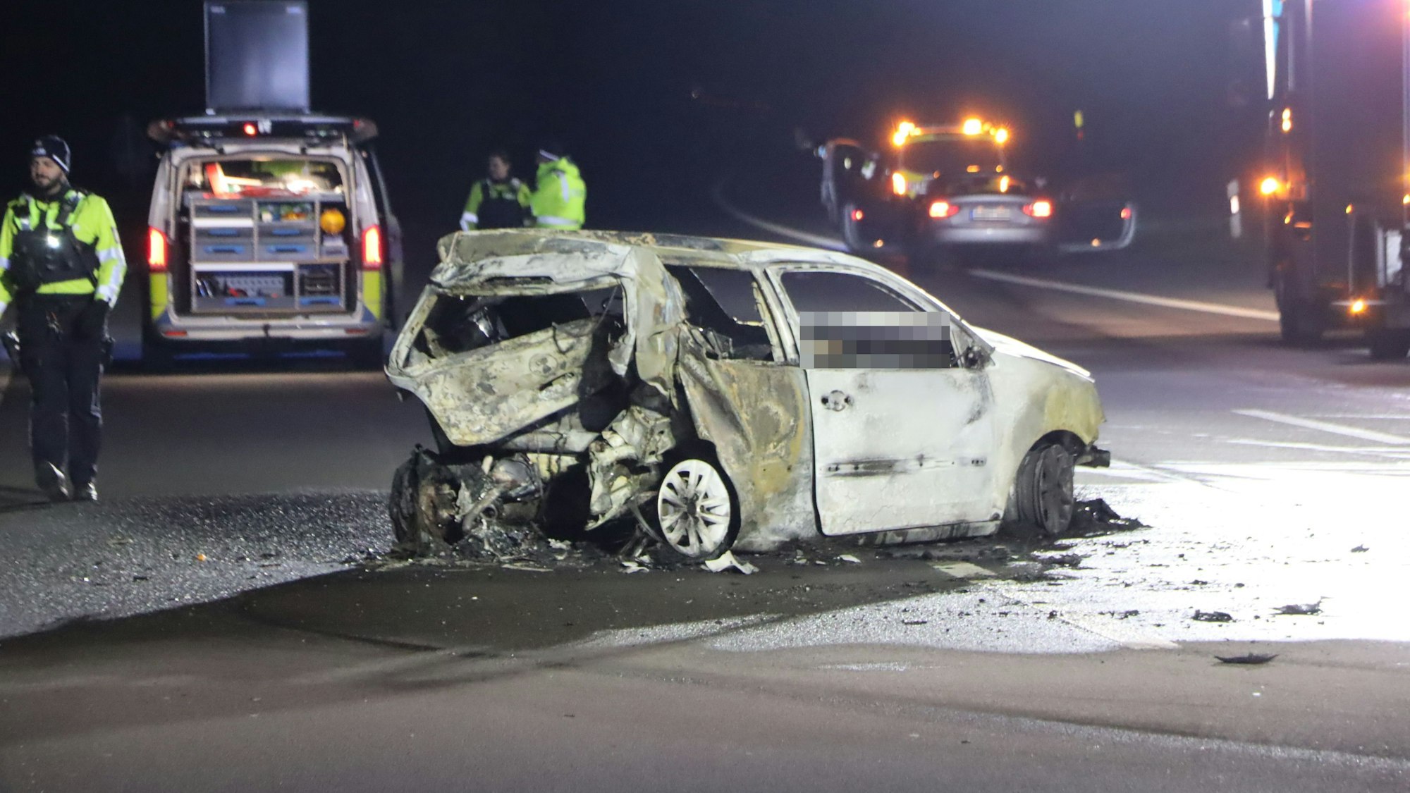 Einsatzkräfte bei einem Unfall auf der A555.