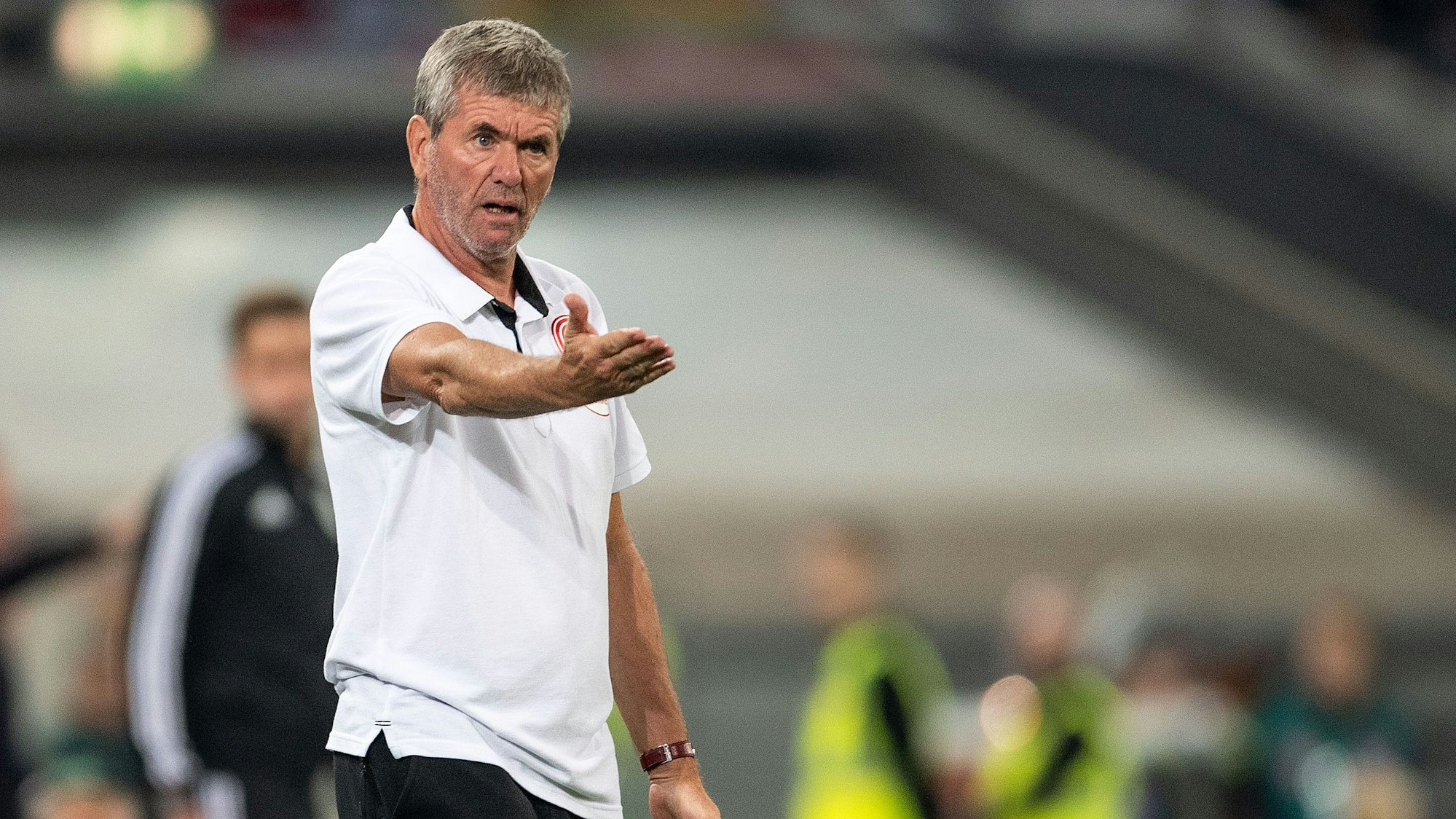 Friedhelm Funkel gestikuliert bei einem Spiel von Fortuna Düsseldorf an der Seitenlinie.