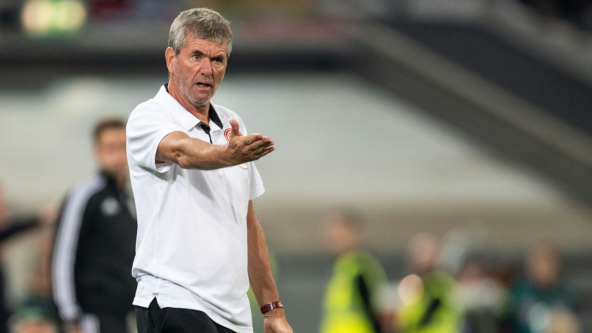 Friedhelm Funkel gestikuliert bei einem Spiel von Fortuna Düsseldorf an der Seitenlinie.