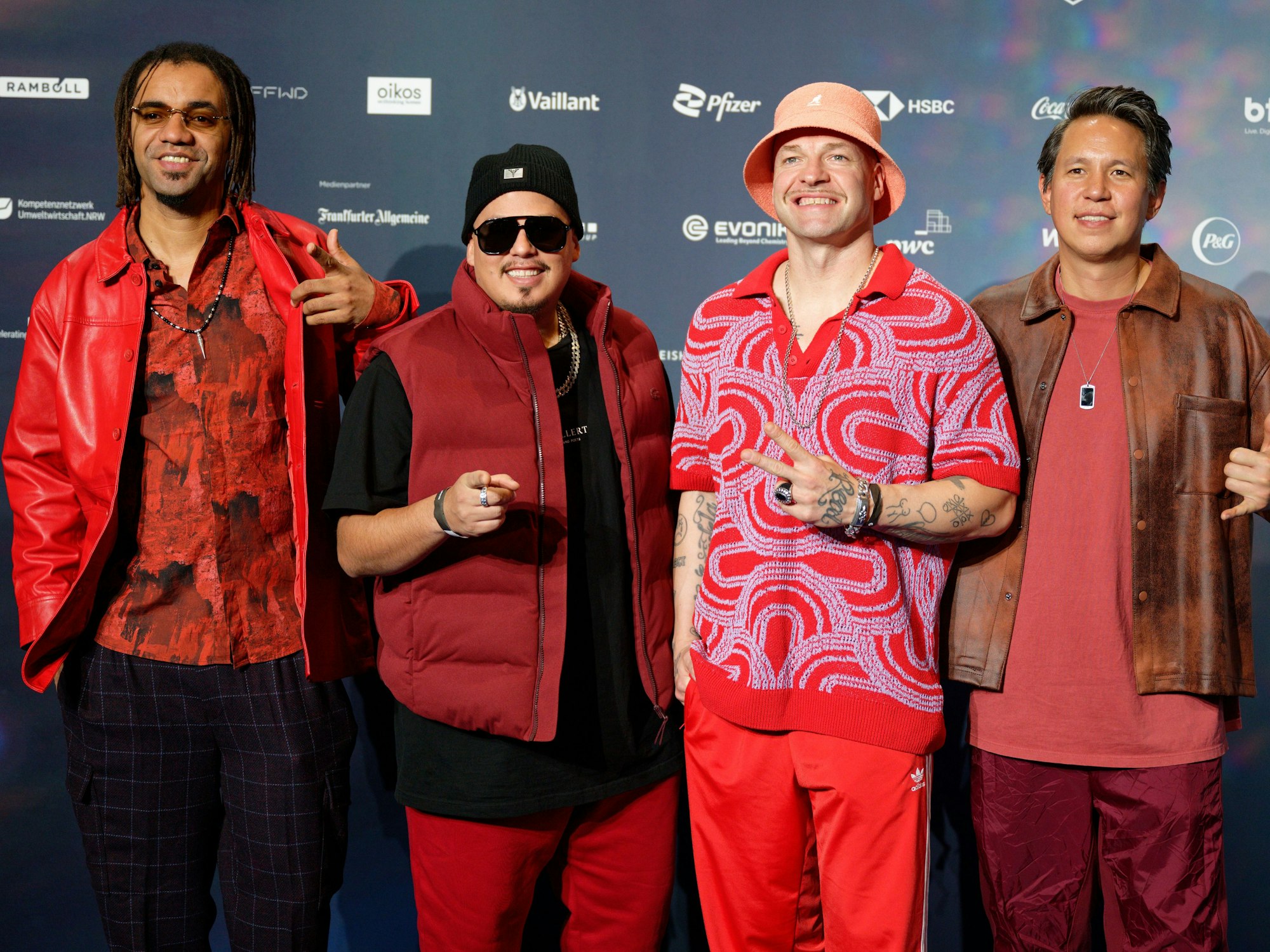 Die Mitglieder der Band Culcha Candela stehen nebeneinander.