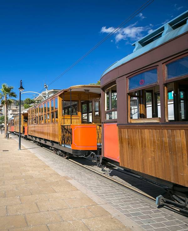 Eine historische Straßenbahn steht am Meer in Soller, Mallorca.
