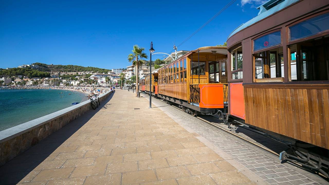 Eine historische Straßenbahn steht am Meer in Soller, Mallorca.