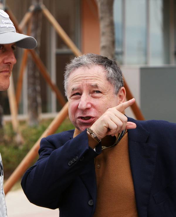 Michael Schumacher spricht am Rande eines Rennens der Formel 1 mit Jean Todt.