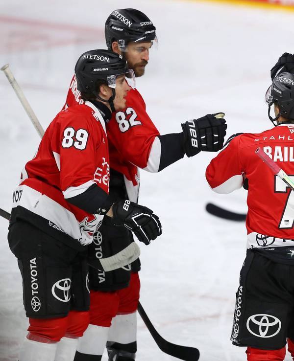 Die Spieler der Kölner Haie jubeln über ein DEL-Tor gegen Ingolstadt.