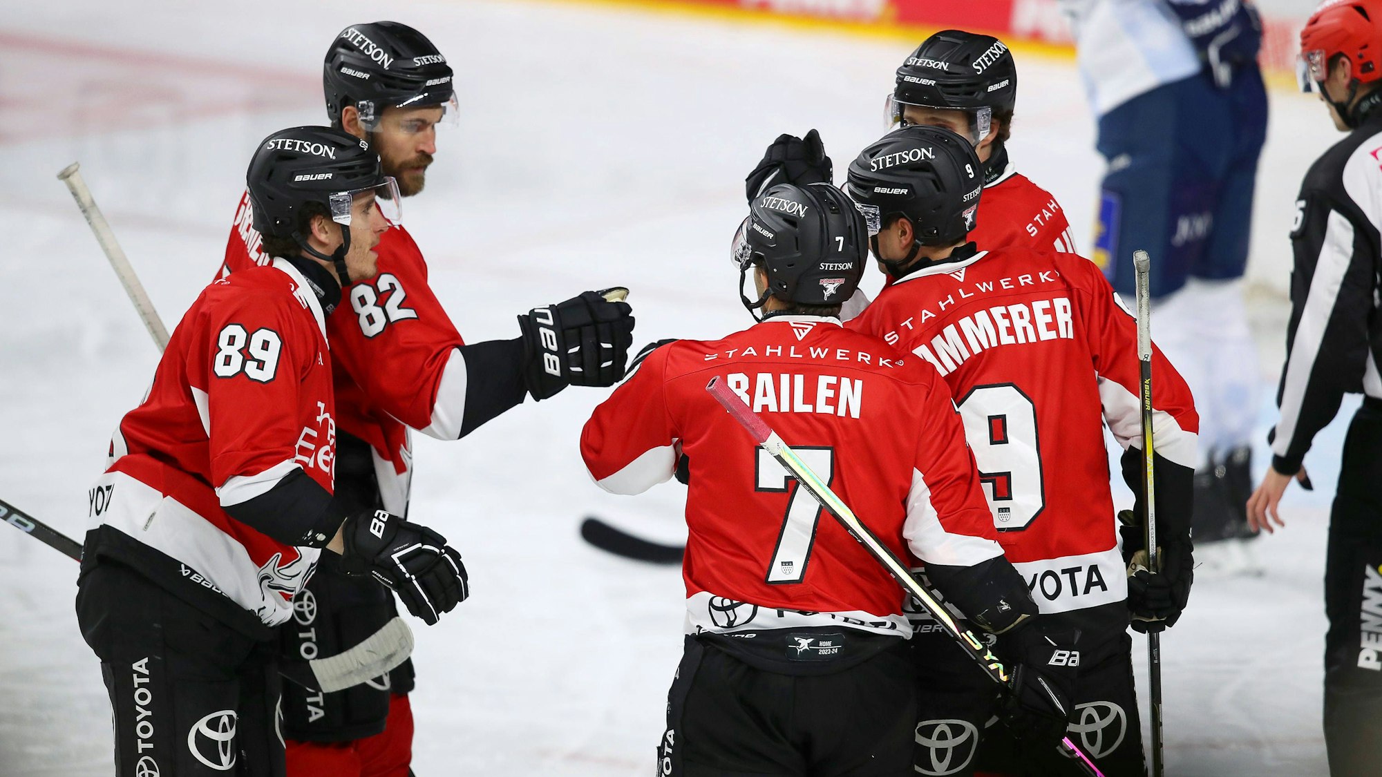 Die Spieler der Kölner Haie jubeln über ein DEL-Tor gegen Ingolstadt.