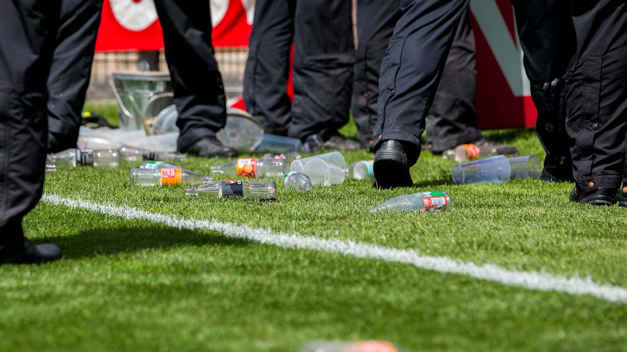 Das Symbolfoto zeigt geworfene Flaschen und Becher beim Heimspiel der Spielvereinigung Unterhaching am 11. Juni 2023 gegen Energie Cottbus.