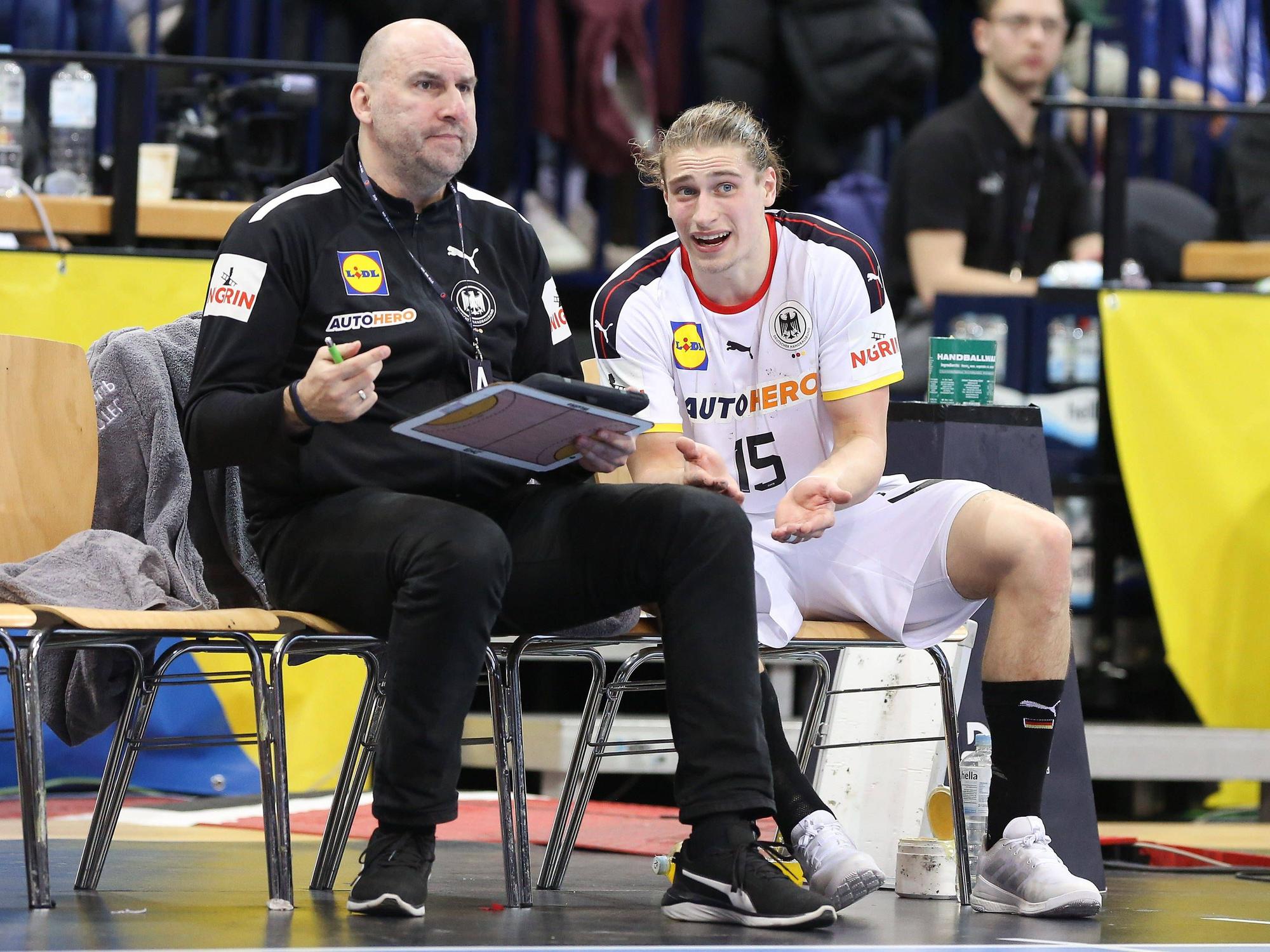 Erik Wudtke und Juri Knorr am Seitenrand.