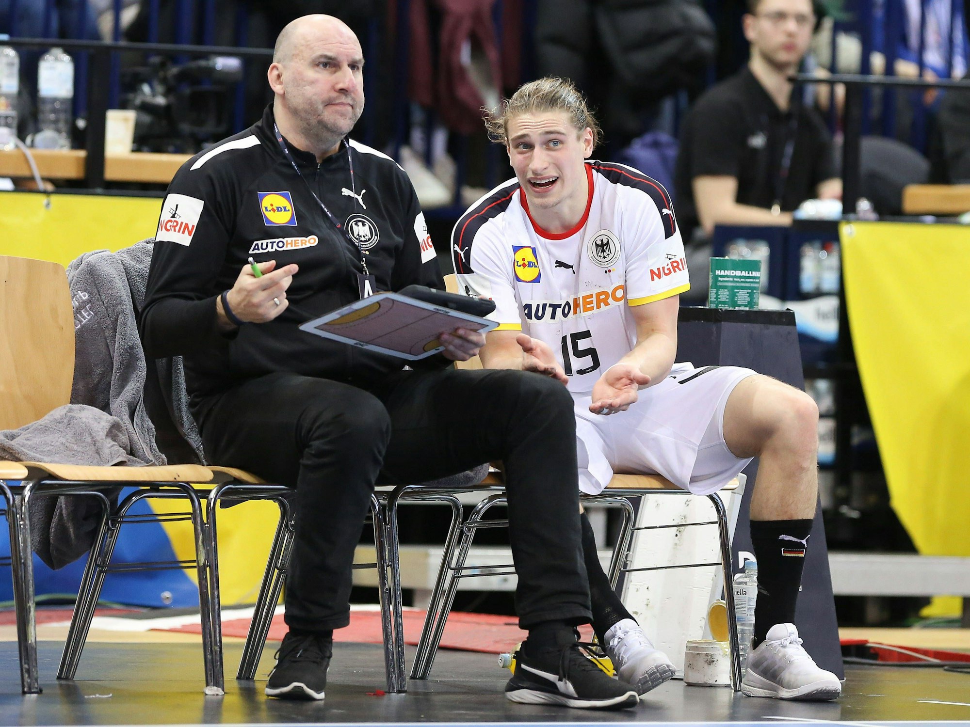 Erik Wudtke und Juri Knorr am Seitenrand.