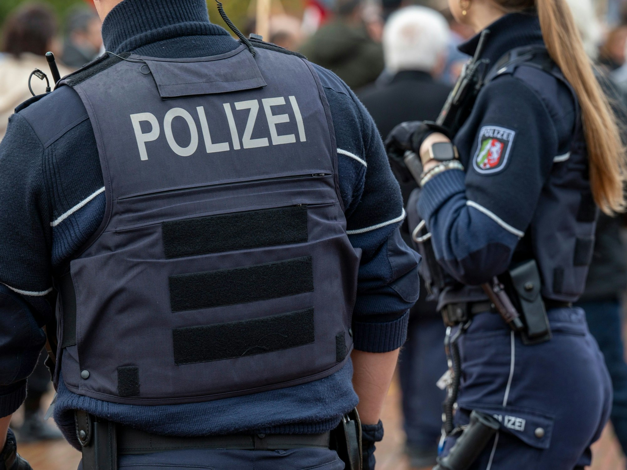Polizeikräfte in Montur auf der Straße.