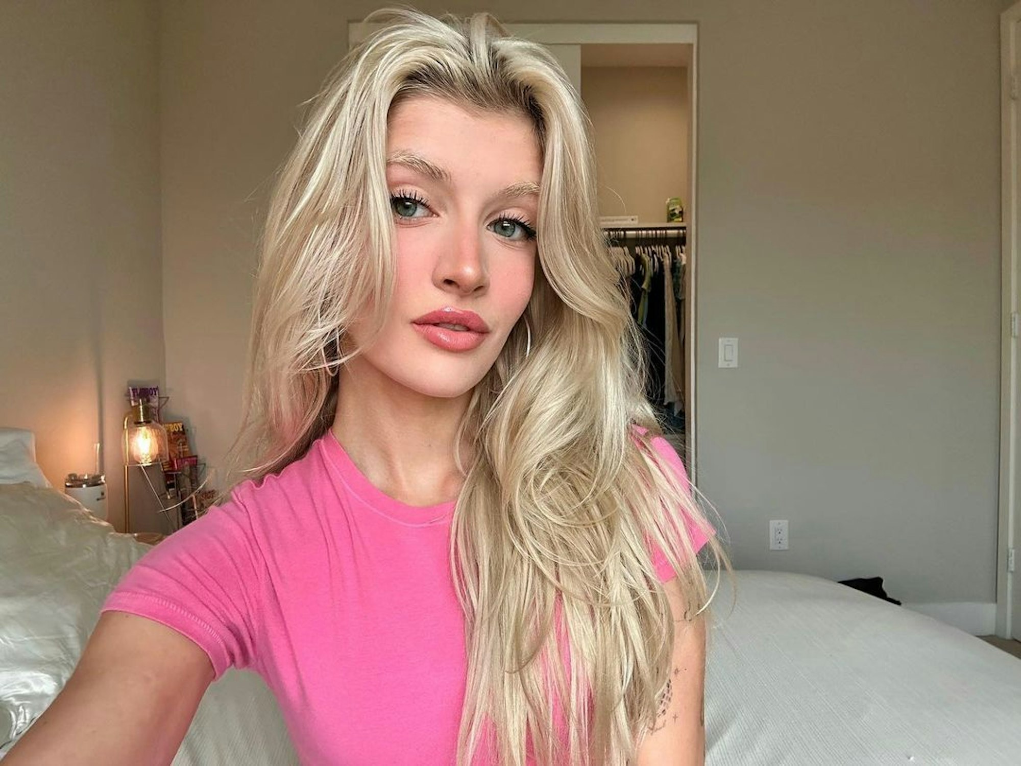 Sami Sheen posiert für ein Selfie.