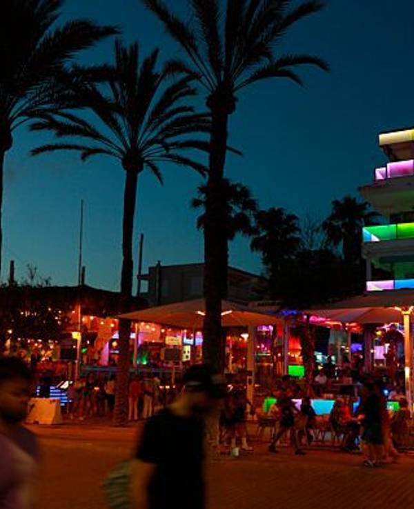 Volle Bars am Strand von Arenal.