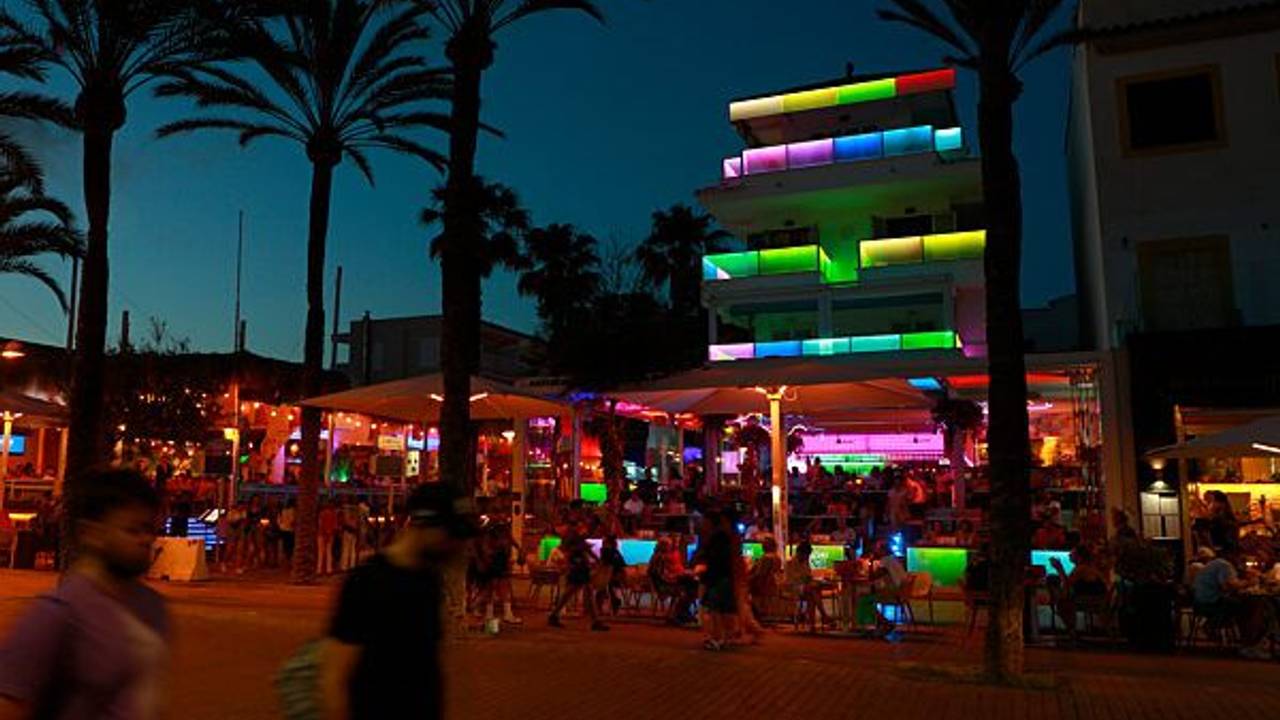 Volle Bars am Strand von Arenal.