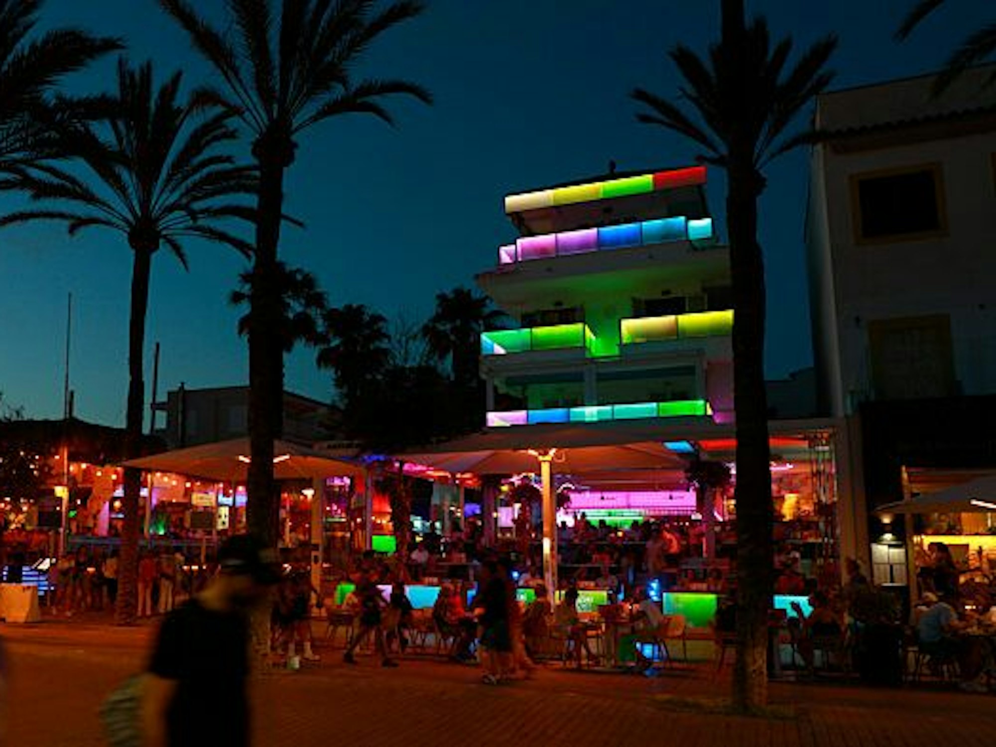 Volle Bars am Strand von Arenal.