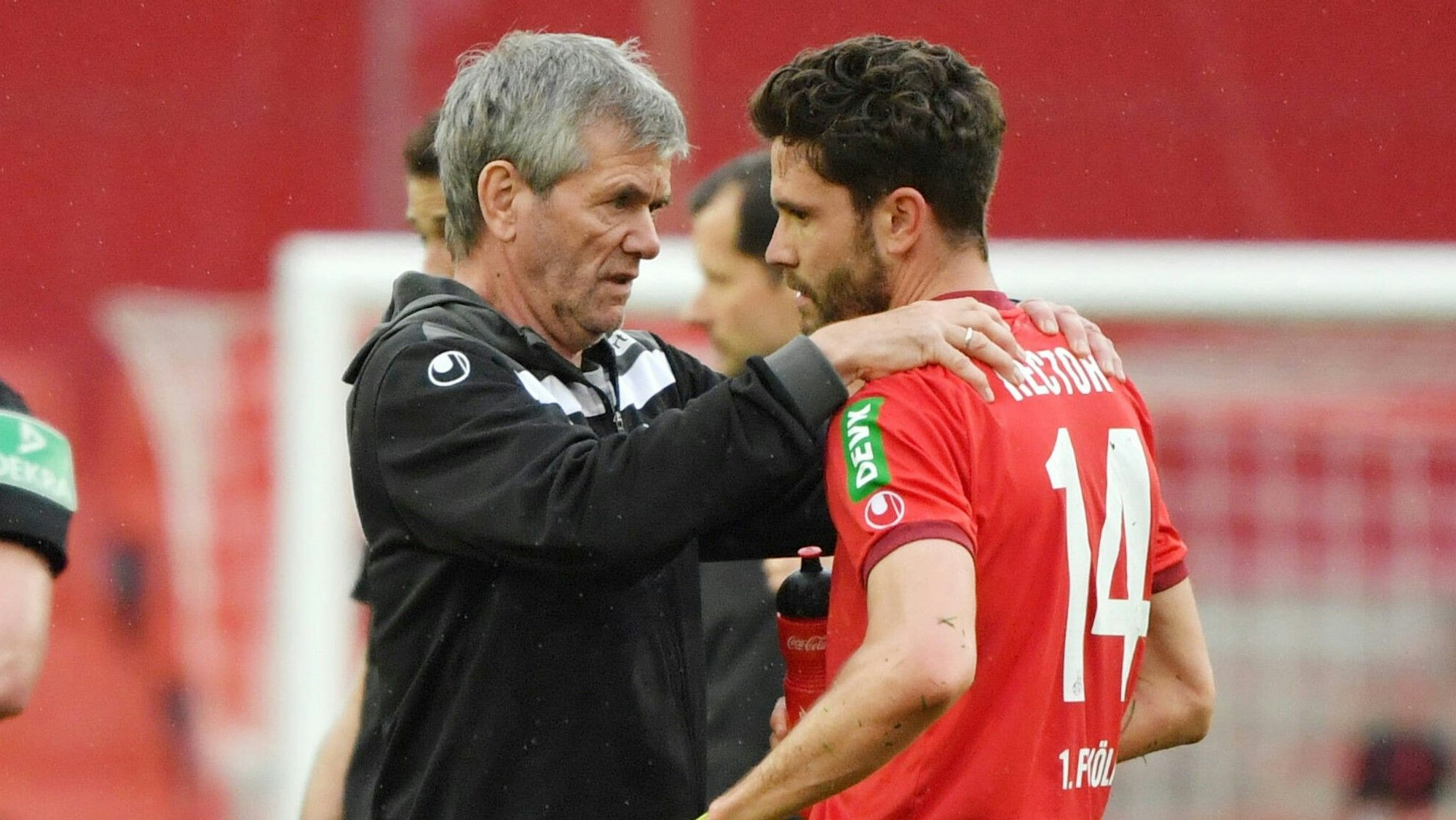 Friedhelm Funkel spricht mit seinem damaligen FC-Kapitän Jonas Hector.