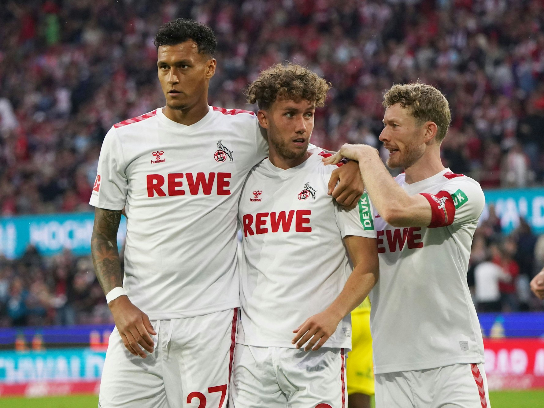 Rhein-Energie-Stadion: Köln Davis Selke, Luca Waldschmidt und Florian Kainz auf dem Platz.