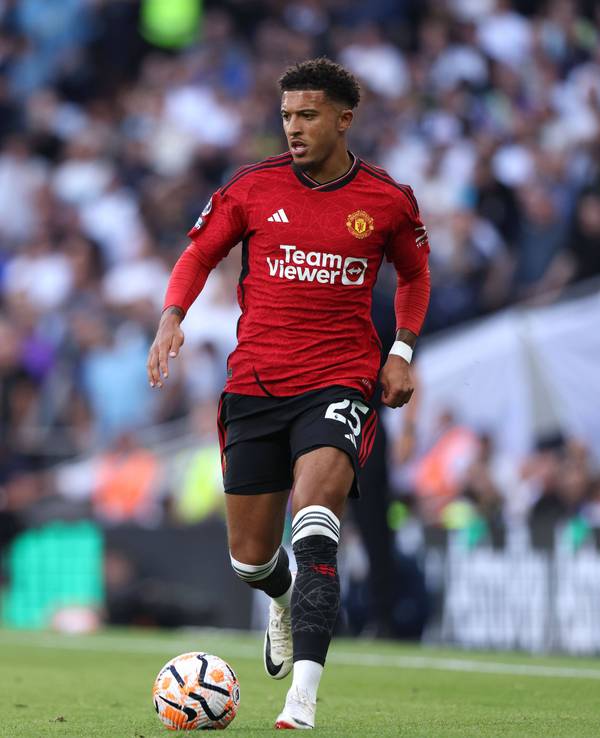 Jadon Sancho dribbelt.