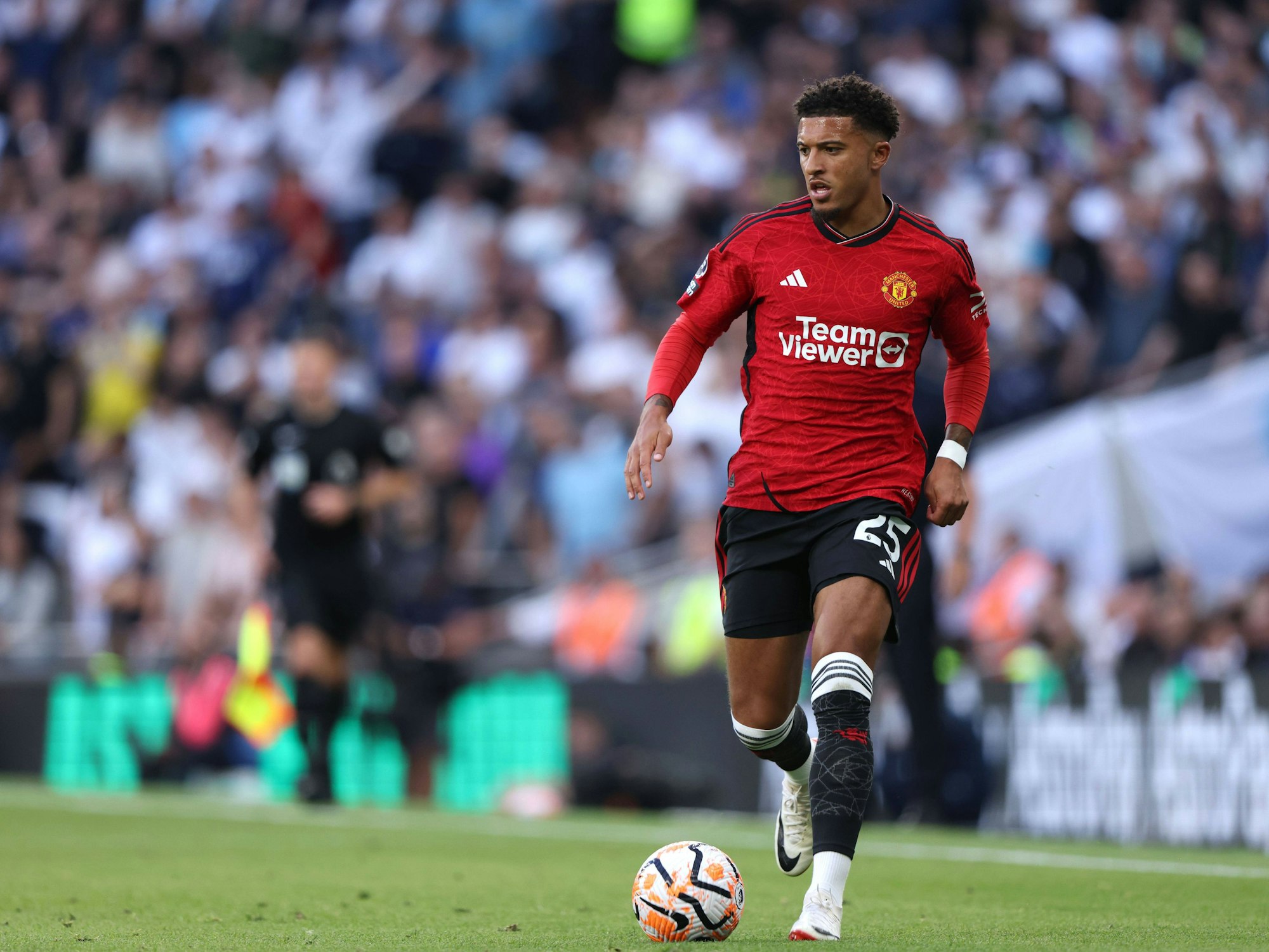 Jadon Sancho läuft mit dem Ball am Fuß.