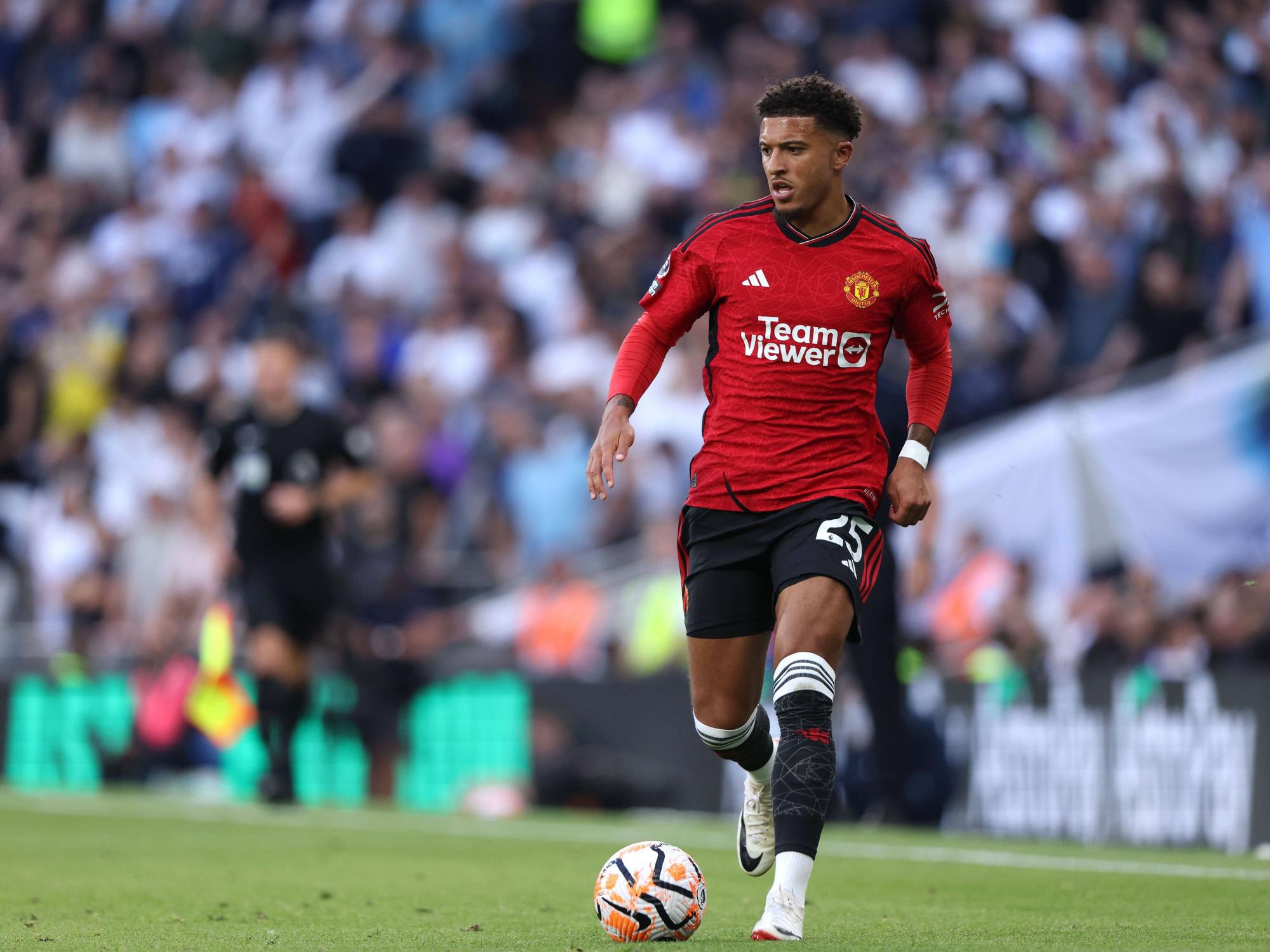 Jadon Sancho dribbelt.