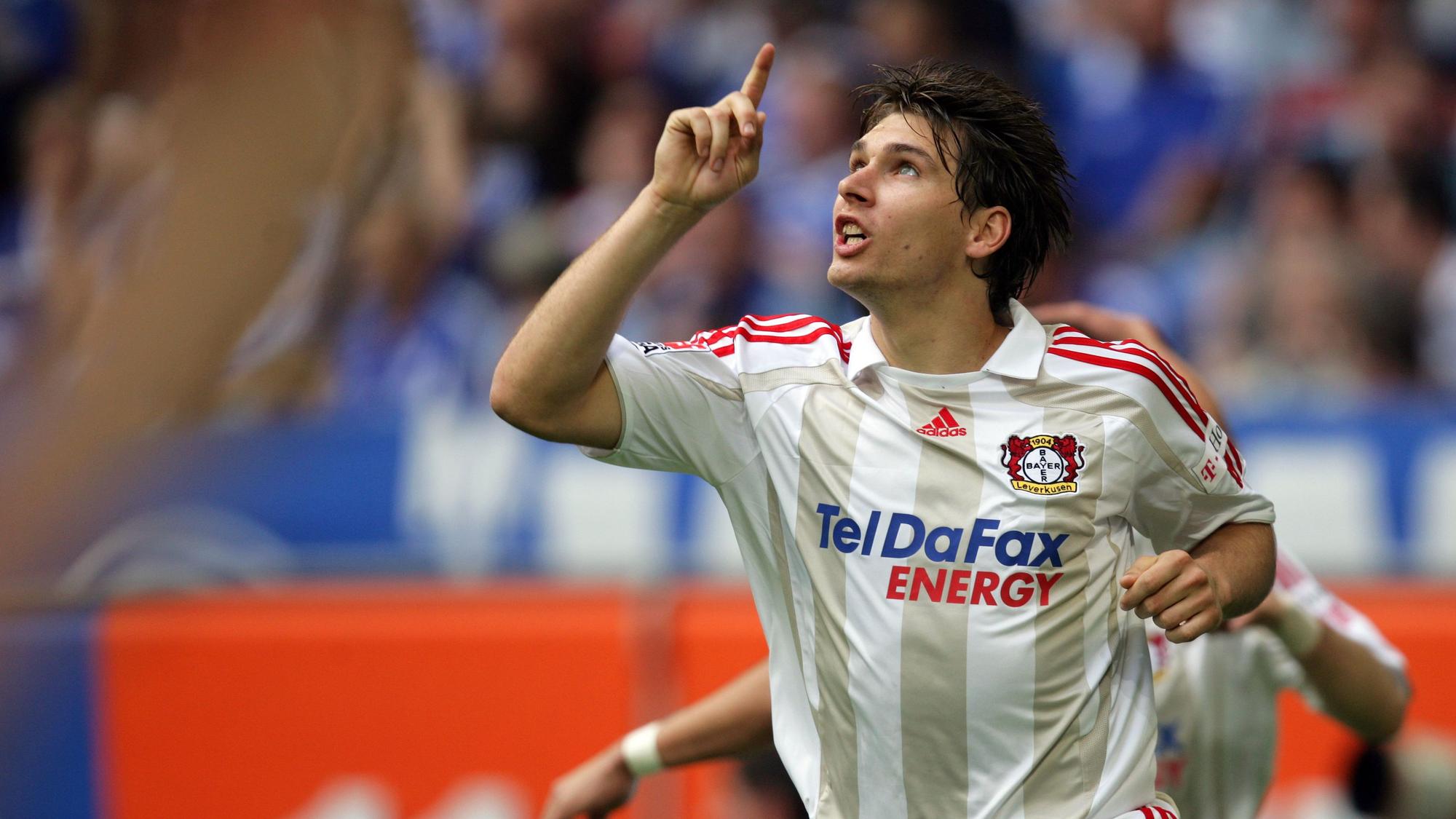 Patrick Helmes jubelt im Trikot von Bayer Leverkusen mit einem Fingerzeig Richtung Himmel