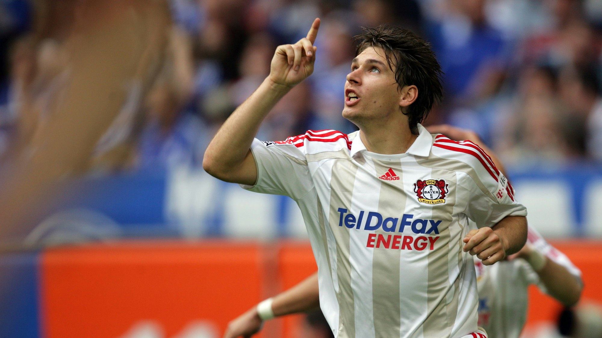 Patrick Helmes jubelt im Trikot von Bayer Leverkusen mit einem Fingerzeig Richtung Himmel