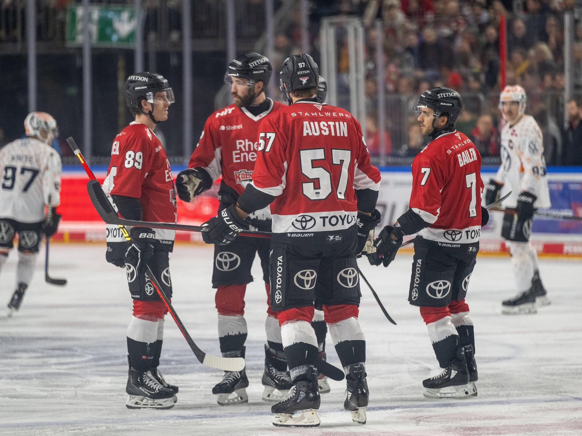 Kölner Haie auf dem Eis.